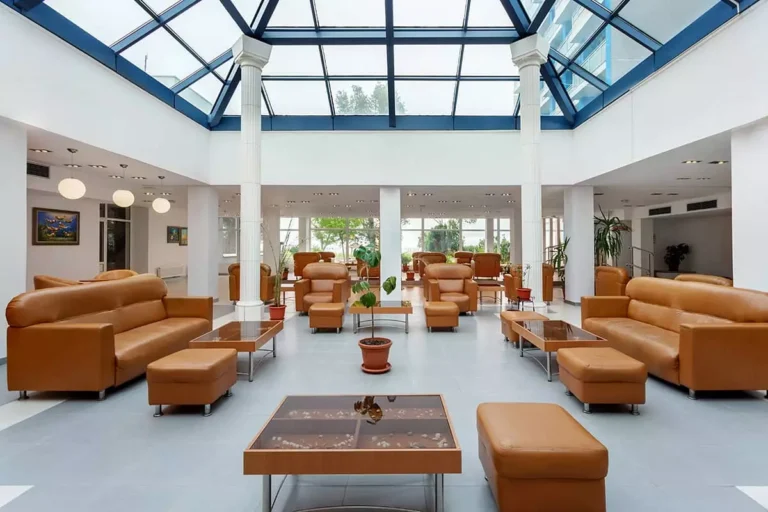Sala de intrare și recepția Hotel Sirena
