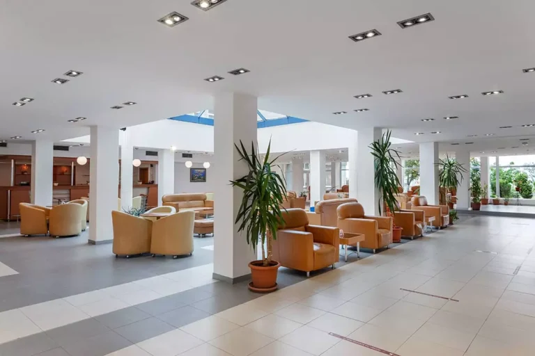 Spațiu luminos din recepția Hotel Sirena